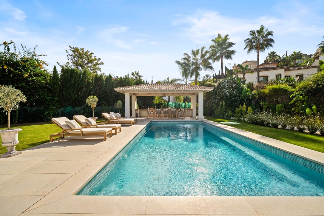 Pool, lawn and terrace of Villa Celina in Los Arqueros, Benahavís